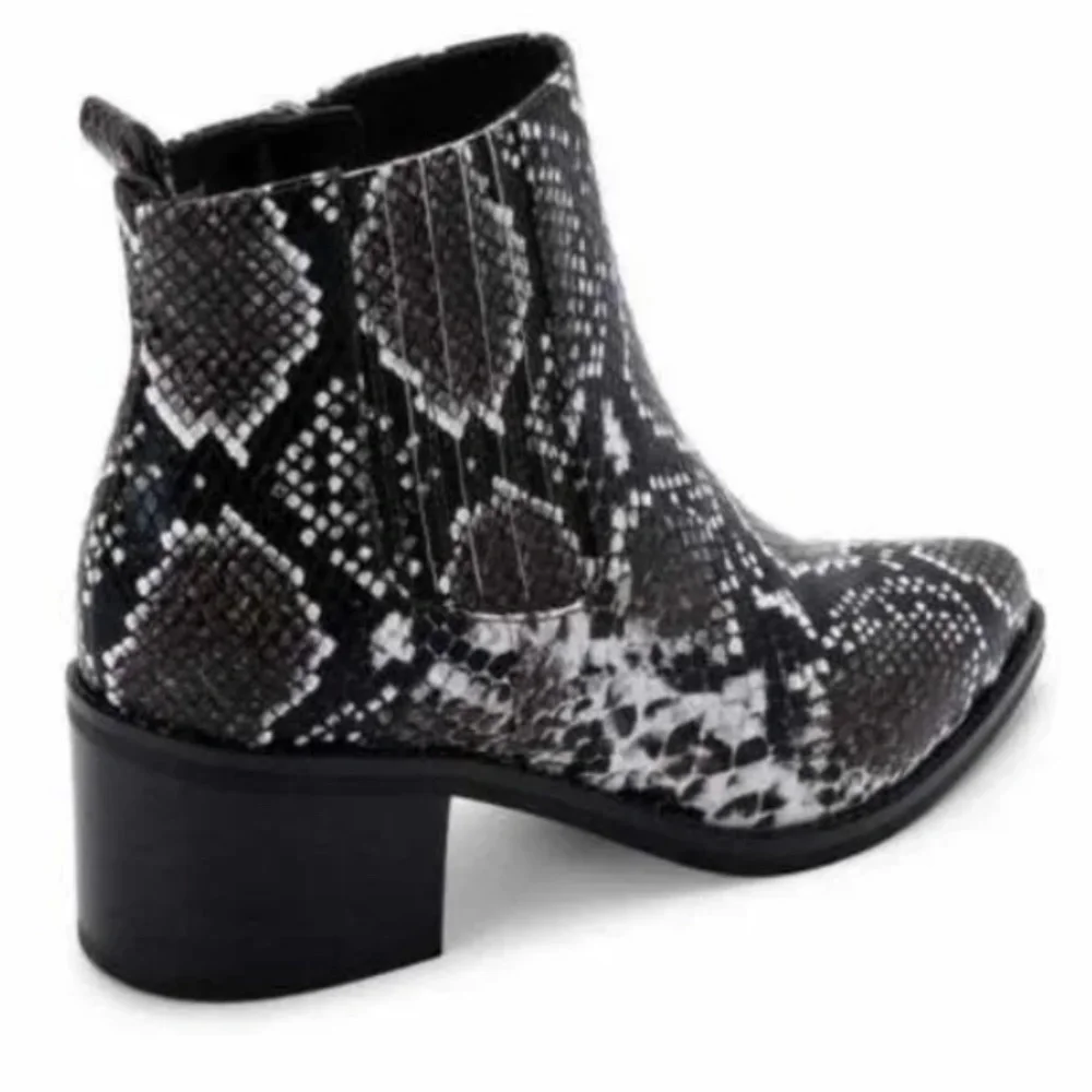 NWT Aqua College Block Heel Waterproof Ankle Booties Karlie Leather - Size 6.